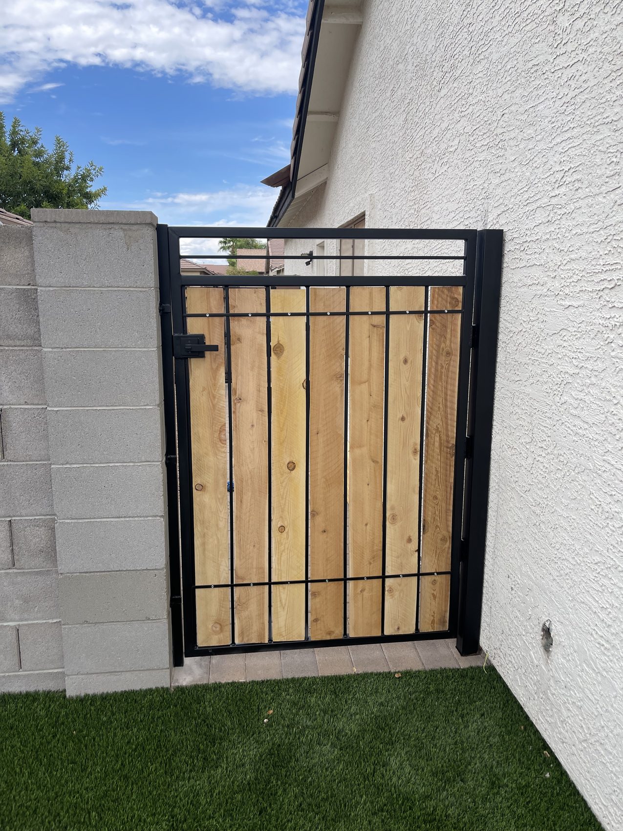 Decorative Top Wood Slat Single Entry Gate