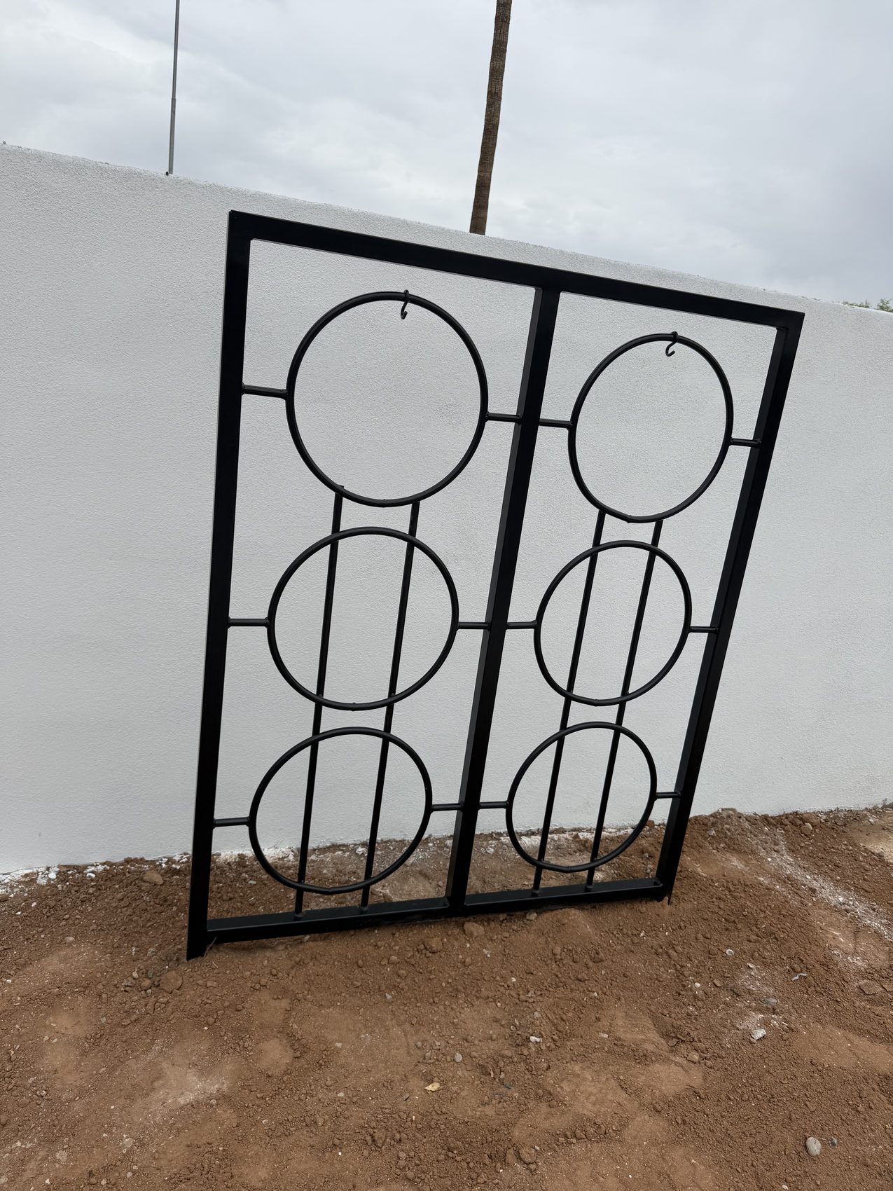 Solid Bar Circle Trellis